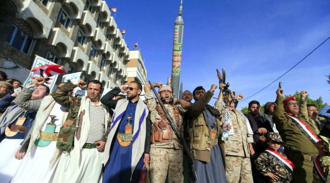 الحوثيون يعلنون استهداف الإمارات والسعودية بصواريخ بالستية في 
